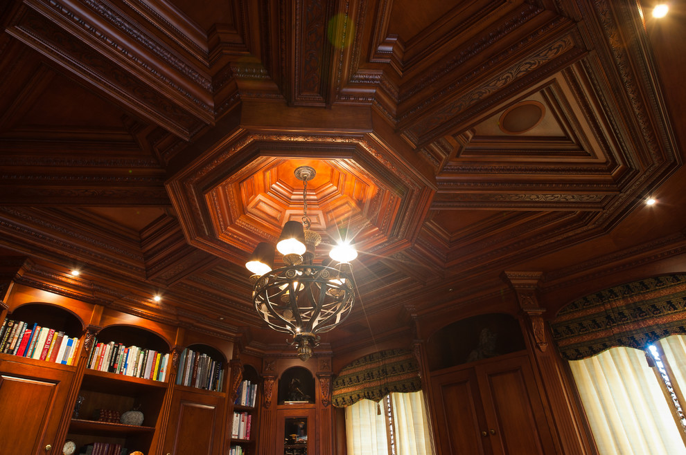 Cette image montre un bureau traditionnel de taille moyenne avec un sol en bois brun et un bureau intégré.