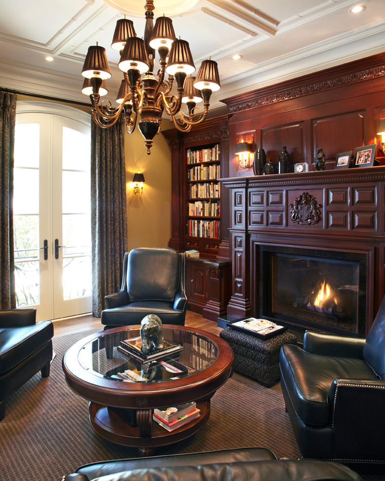 トロントにあるラグジュアリーな中くらいなトラディショナルスタイルのおしゃれなホームオフィス・書斎 (濃色無垢フローリング、標準型暖炉、木材の暖炉まわり) の写真