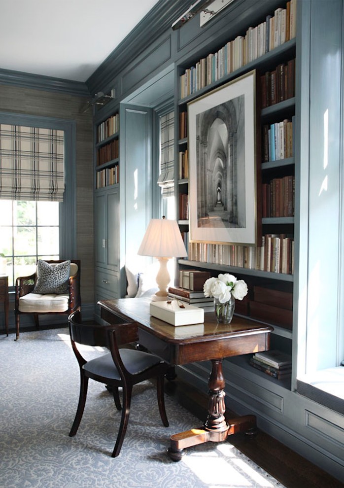 ダラスにあるラグジュアリーなトラディショナルスタイルのおしゃれなホームオフィス・書斎 (ライブラリー、青い壁、カーペット敷き、暖炉なし、自立型机、青い床) の写真