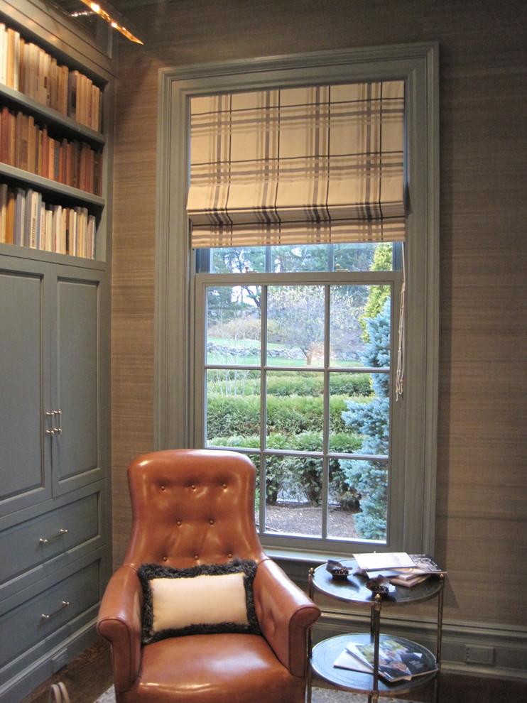 Idee per uno studio chic con libreria, pareti blu, moquette, nessun camino, scrivania autoportante e pavimento blu