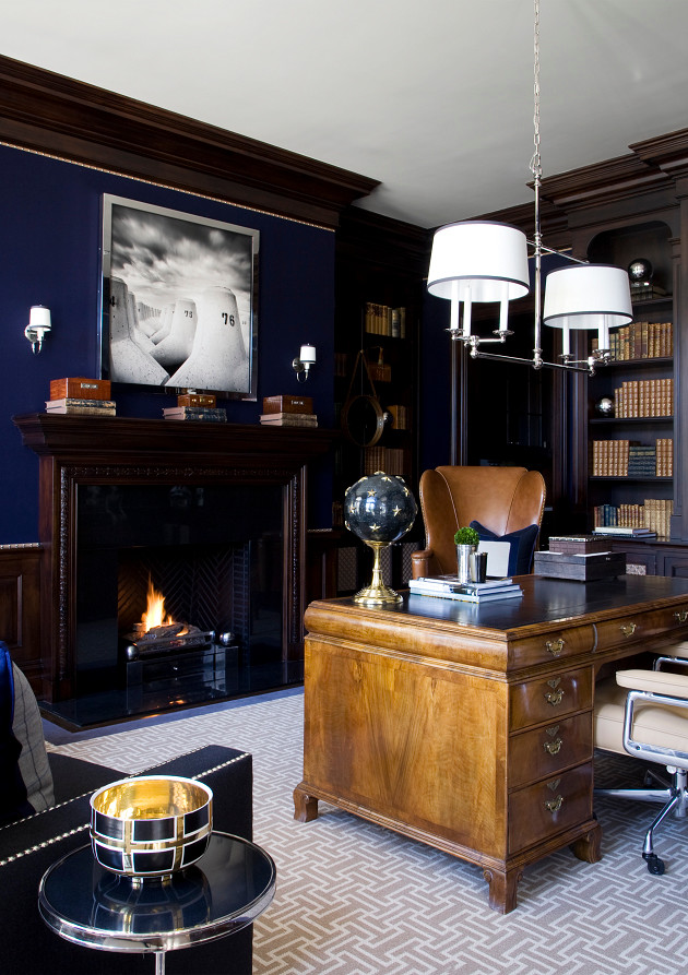 Inspiration pour un grand bureau traditionnel avec une bibliothèque ou un coin lecture, un mur bleu, moquette, une cheminée standard, un manteau de cheminée en bois, un bureau indépendant et un sol beige.