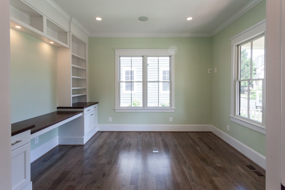 Immagine di un ufficio country con pareti verdi, pavimento in legno massello medio, scrivania incassata e pavimento marrone