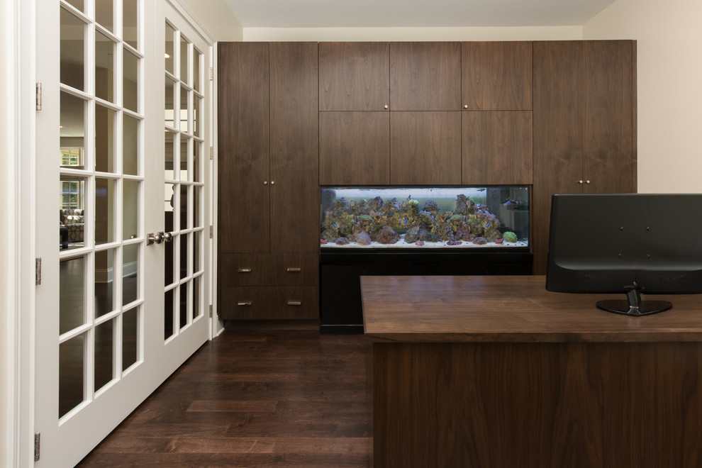 Foto de estudio tradicional de tamaño medio sin chimenea con paredes beige, suelo de madera oscura, escritorio independiente y suelo marrón