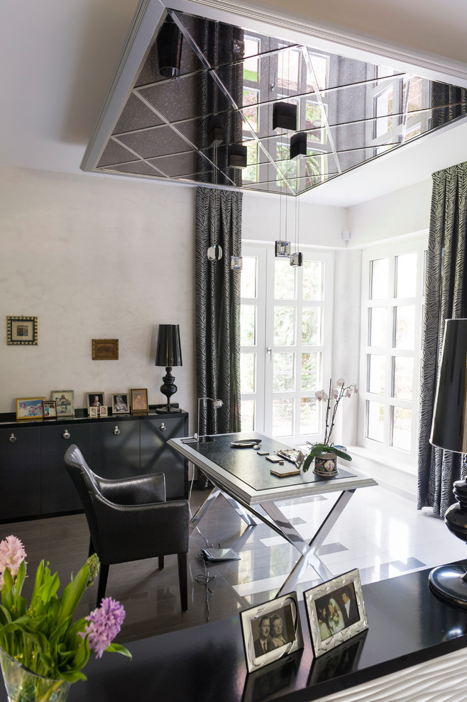 Свежая идея для дизайна: кабинет в современном стиле с серыми стенами, отдельно стоящим рабочим столом и разноцветным полом - отличное фото интерьера