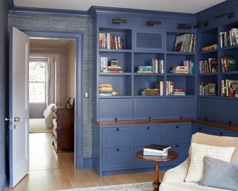Immagine di un ufficio design di medie dimensioni con pareti blu, parquet chiaro e scrivania incassata