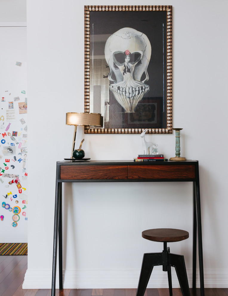 Diseño de estudio nórdico pequeño sin chimenea con paredes blancas, suelo de madera oscura, escritorio independiente y suelo marrón