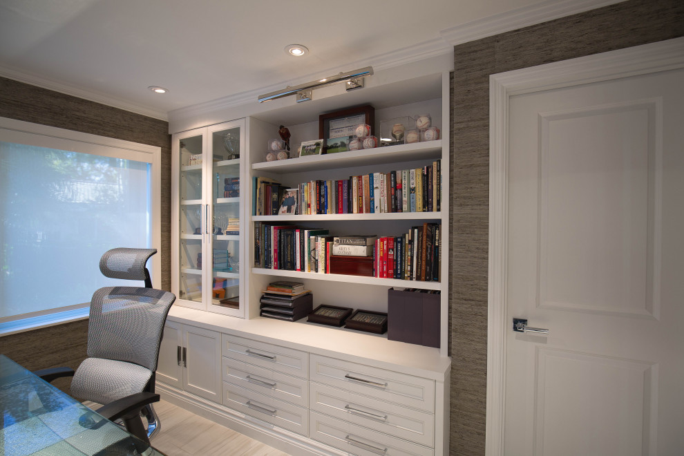 Mittelgroßes Shabby-Look Arbeitszimmer mit Studio, brauner Wandfarbe, Porzellan-Bodenfliesen, freistehendem Schreibtisch und weißem Boden in Miami