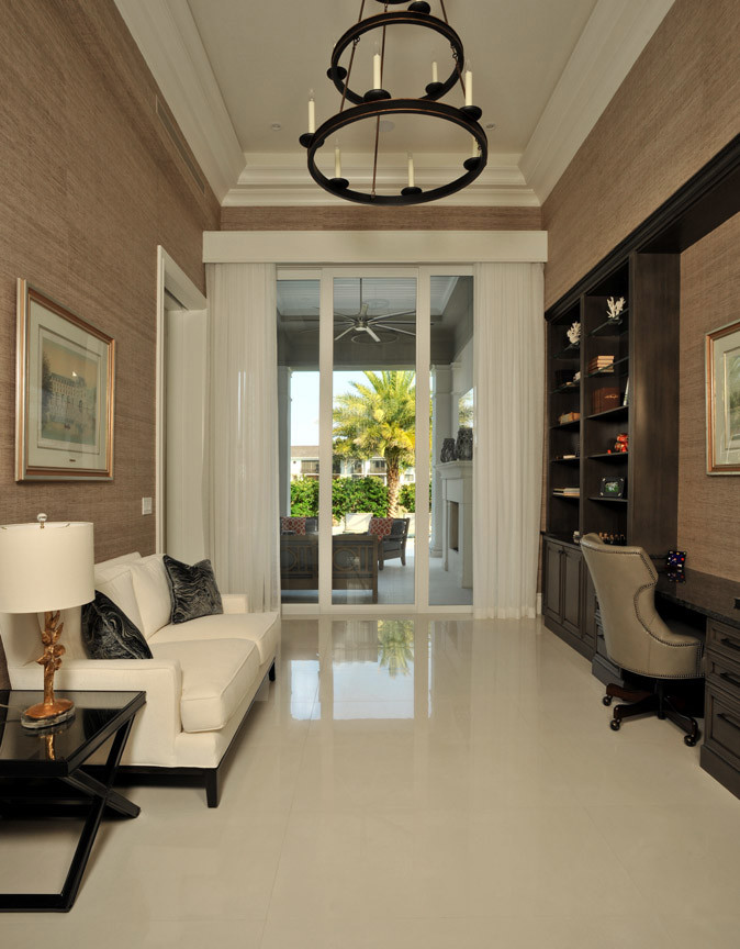 Geräumiges Klassisches Arbeitszimmer ohne Kamin mit beiger Wandfarbe, Marmorboden, Einbau-Schreibtisch und beigem Boden in Miami
