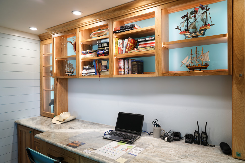Idée de décoration pour un petit bureau marin avec un mur blanc, parquet clair, aucune cheminée, un bureau intégré et un sol marron.