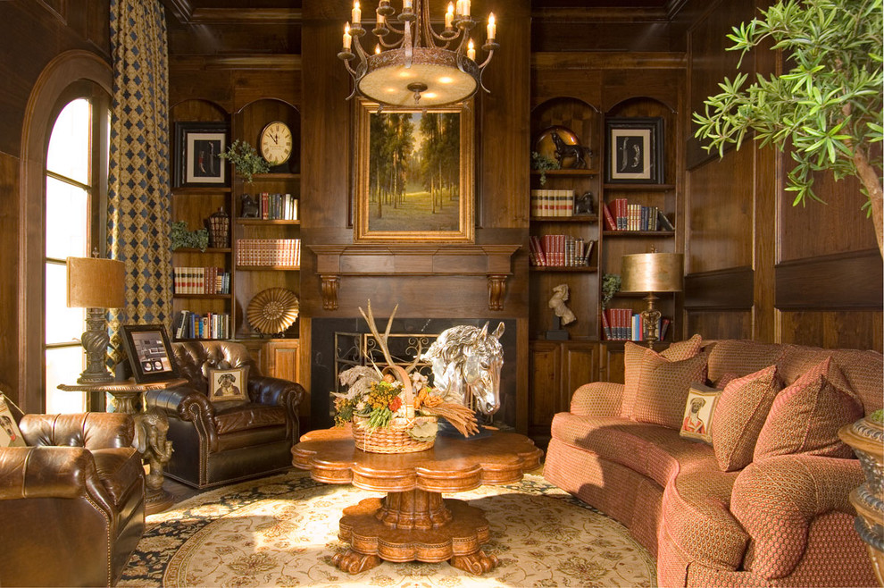 Foto på ett stort medelhavsstil arbetsrum, med ett bibliotek, bruna väggar, mellanmörkt trägolv, en standard öppen spis och en spiselkrans i trä