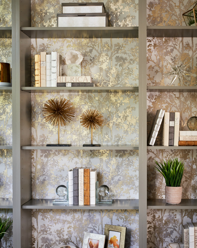 オースティンにある中くらいなトランジショナルスタイルのおしゃれなホームオフィス・書斎 (ライブラリー、グレーの壁、淡色無垢フローリング、自立型机、グレーの床) の写真