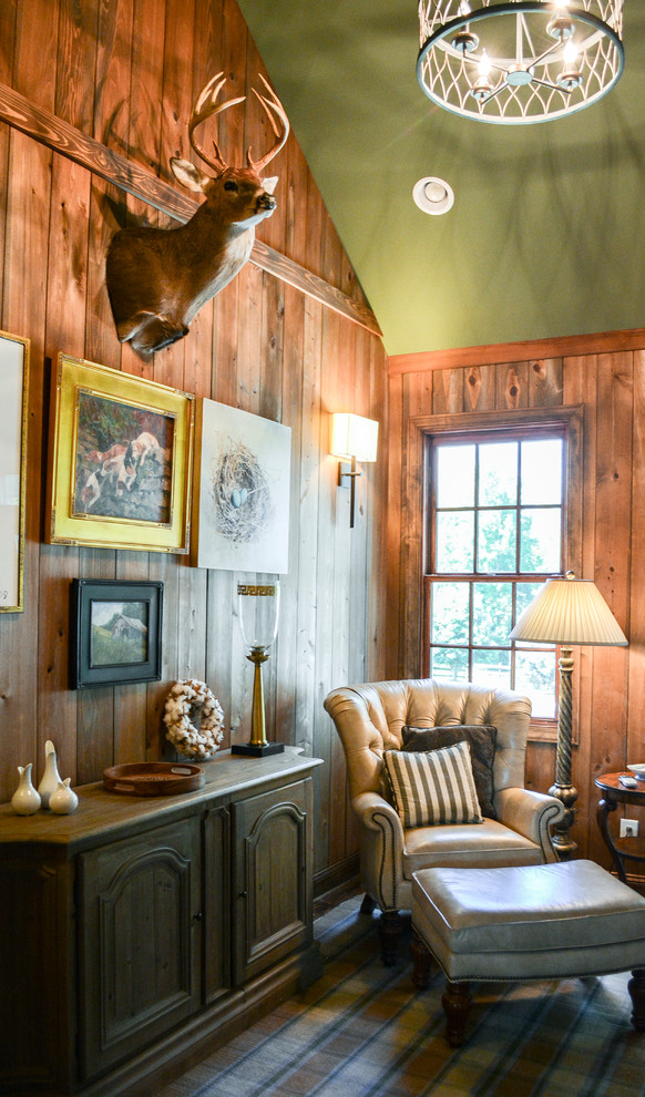 Kleines Landhausstil Arbeitszimmer mit Arbeitsplatz, brauner Wandfarbe, braunem Holzboden und Einbau-Schreibtisch in Sonstige