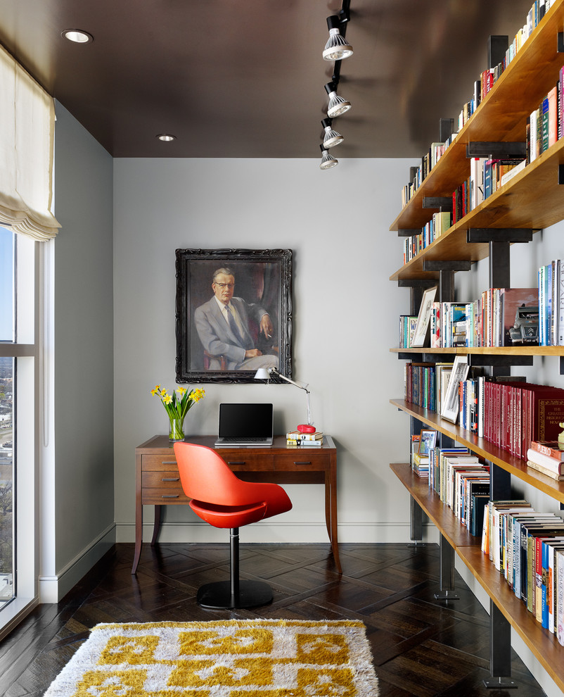 Cette photo montre un bureau tendance avec un mur blanc, parquet foncé, aucune cheminée, un bureau indépendant et un sol marron.