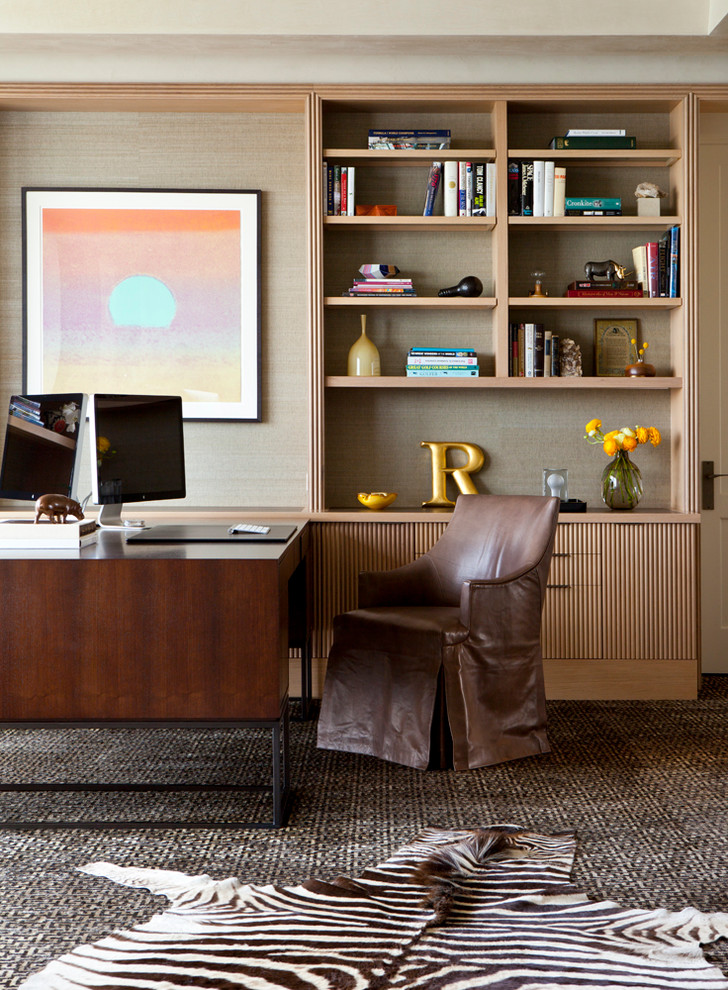 Großes Modernes Arbeitszimmer ohne Kamin mit Arbeitsplatz, beiger Wandfarbe, Teppichboden und freistehendem Schreibtisch in Austin