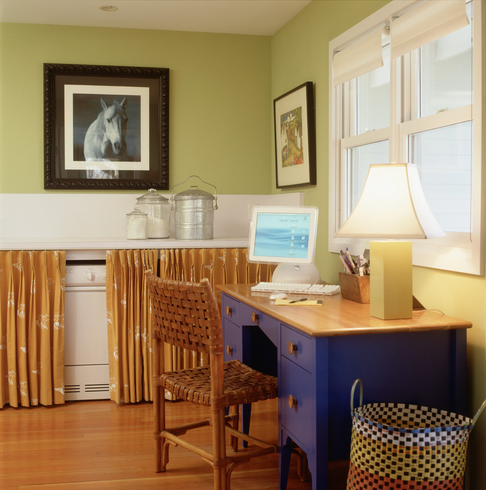 На фото: кабинет в стиле фьюжн с зелеными стенами