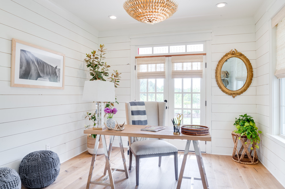Immagine di uno studio classico con pareti bianche, parquet chiaro, scrivania autoportante e pavimento beige