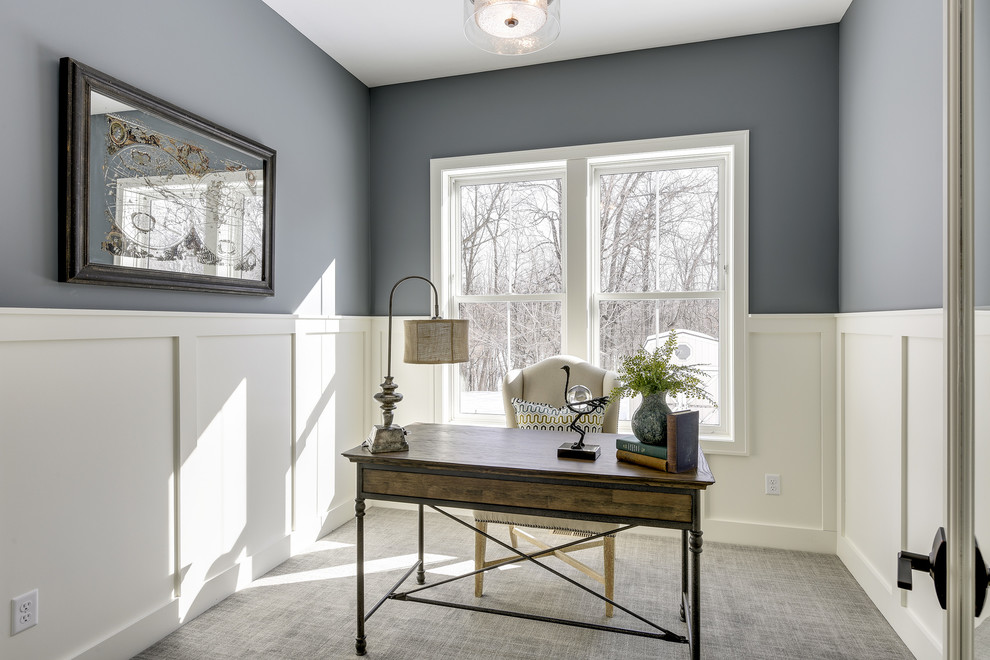 Esempio di un ufficio chic di medie dimensioni con pareti blu, moquette, nessun camino, scrivania autoportante e pavimento grigio