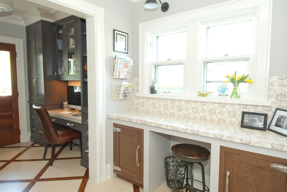 Ejemplo de despacho tradicional con paredes grises, escritorio empotrado y suelo beige
