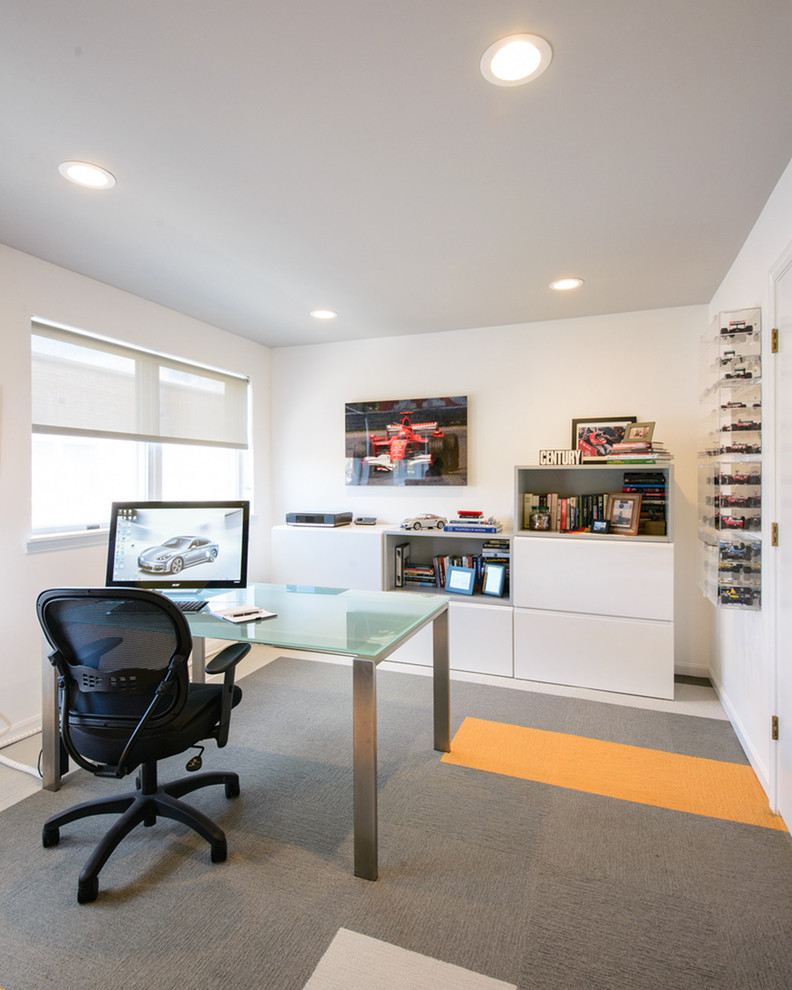 Modern inredning av ett arbetsrum, med vita väggar och ett fristående skrivbord