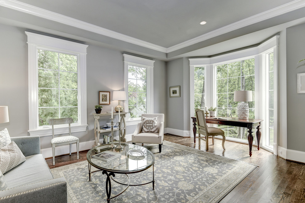 Mittelgroßes Klassisches Lesezimmer ohne Kamin mit grauer Wandfarbe, dunklem Holzboden und braunem Boden in Washington, D.C.