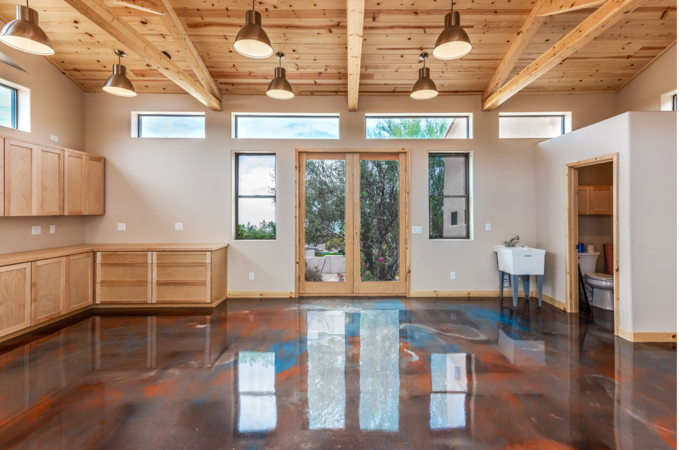 Idéer för att renovera ett stort amerikanskt hemmastudio, med beige väggar, betonggolv och flerfärgat golv