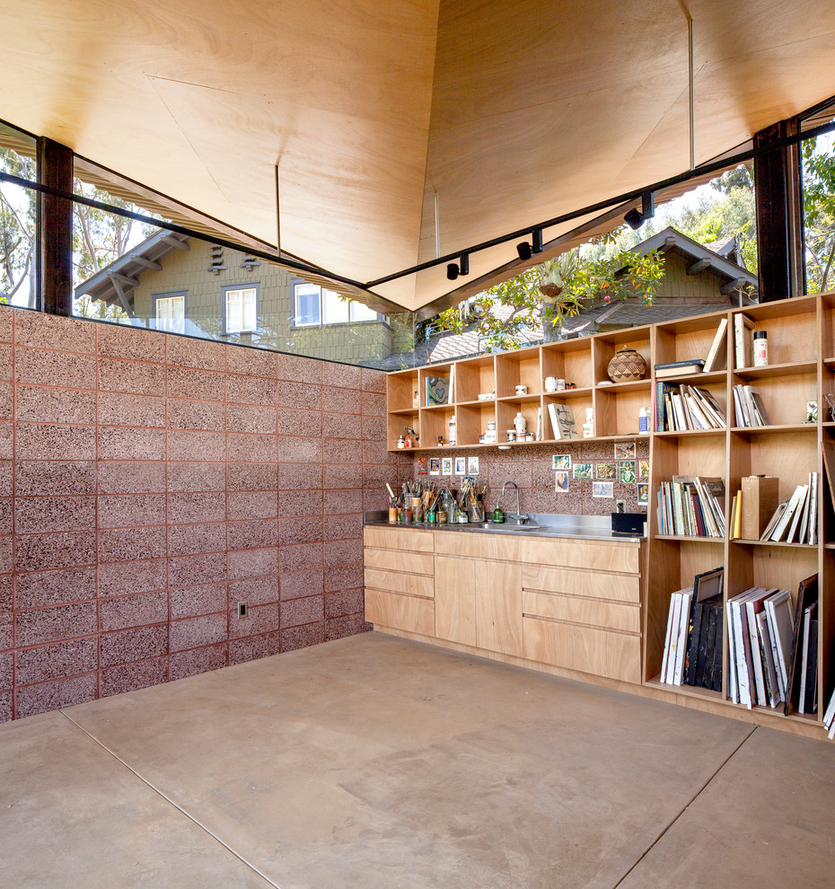Стильный дизайн: маленькая домашняя мастерская в современном стиле с бетонным полом и отдельно стоящим рабочим столом для на участке и в саду - последний тренд
