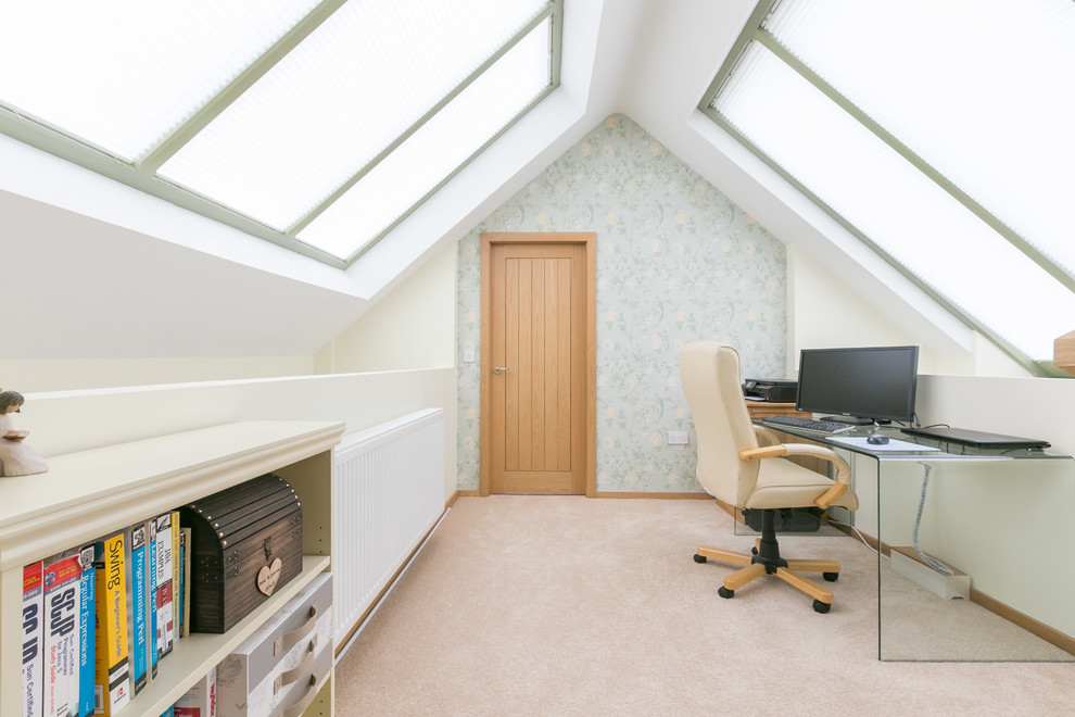 Diseño de despacho campestre pequeño con moqueta, escritorio independiente y paredes multicolor