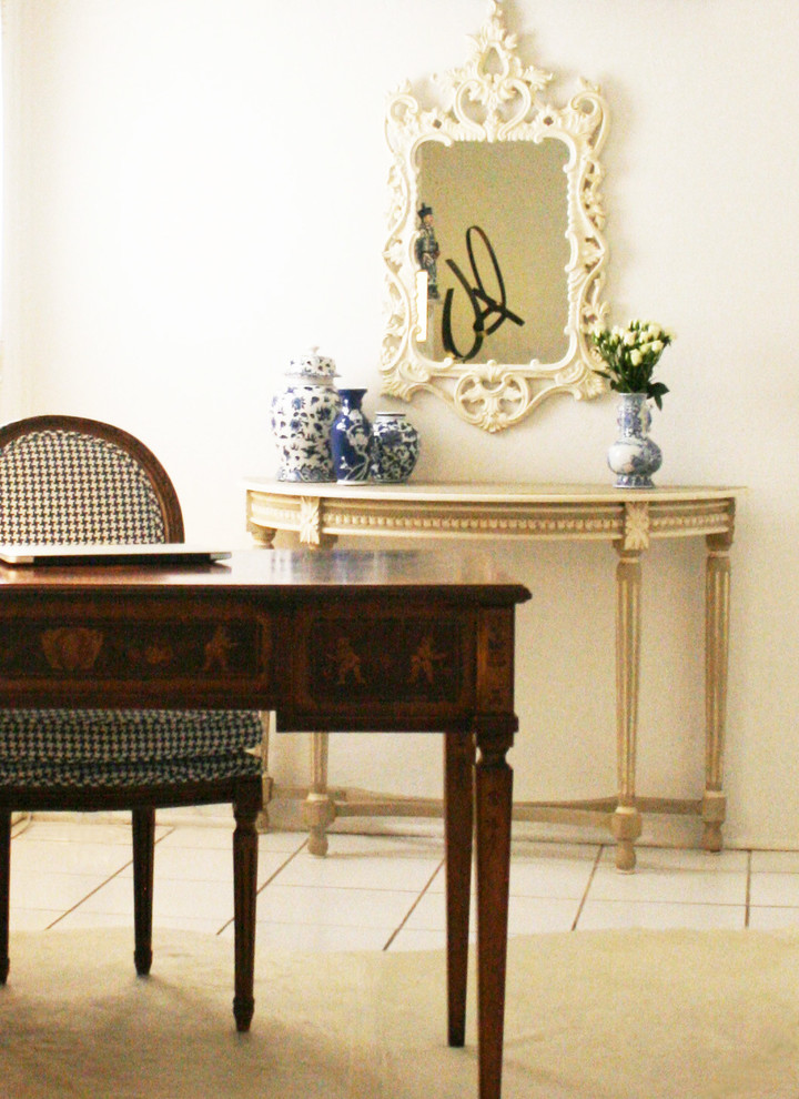 Kleines Klassisches Arbeitszimmer mit Arbeitsplatz, beiger Wandfarbe, Keramikboden und freistehendem Schreibtisch in Sonstige