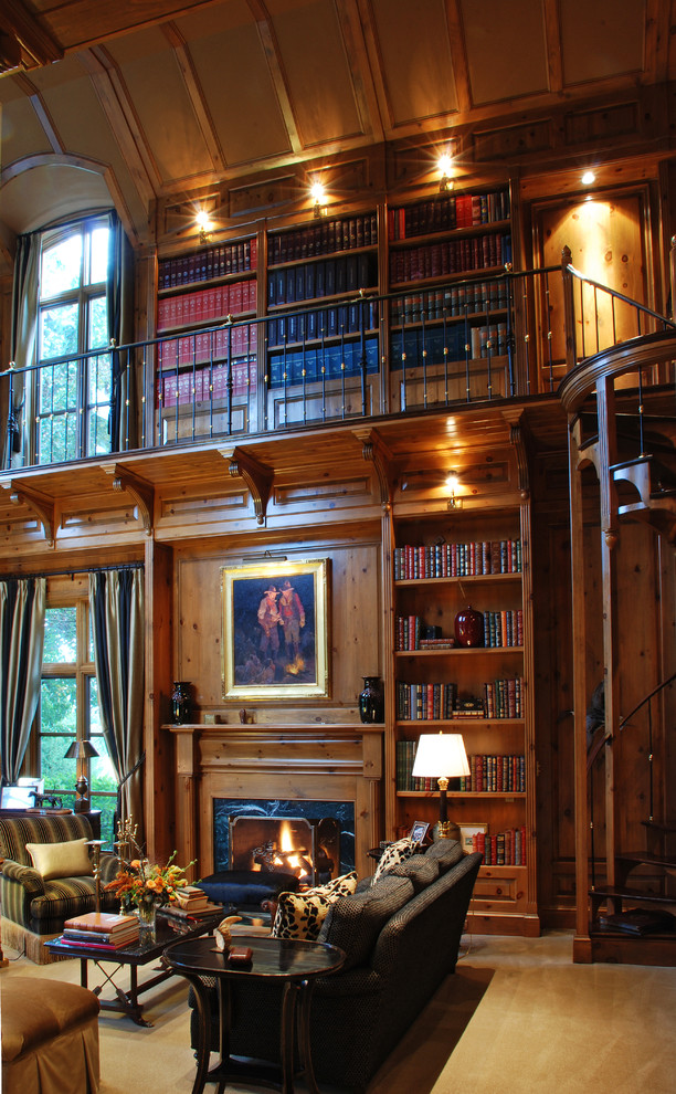 Foto på ett vintage hemmabibliotek, med bruna väggar, heltäckningsmatta, en standard öppen spis och ett fristående skrivbord