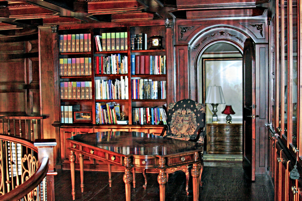 Idéer för stora vintage hemmabibliotek, med ett fristående skrivbord