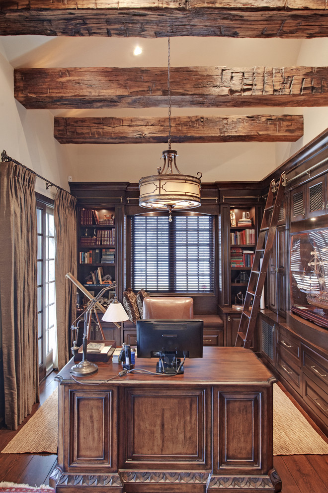 Idées déco pour un bureau classique de taille moyenne avec un mur beige, un sol en bois brun et un bureau indépendant.