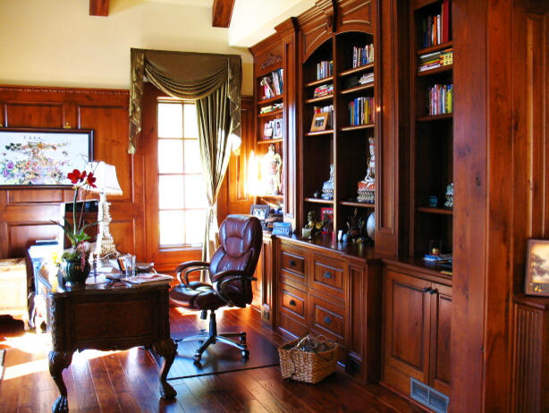 Exempel på ett mycket stort asiatiskt arbetsrum, med ett bibliotek, mörkt trägolv och ett fristående skrivbord