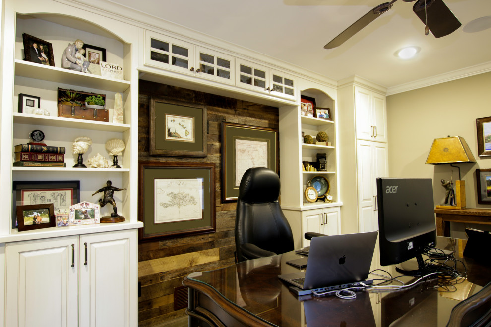 Idee per un ufficio di medie dimensioni con pareti beige, pavimento in legno massello medio e scrivania autoportante