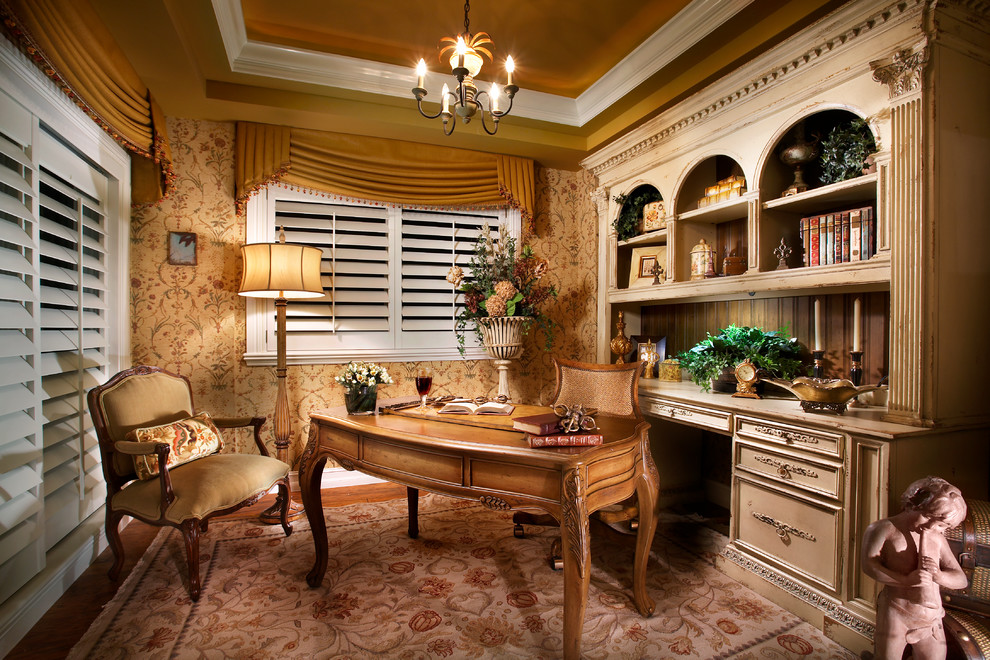 Diseño de despacho tradicional de tamaño medio sin chimenea con suelo de madera en tonos medios, escritorio independiente y paredes multicolor