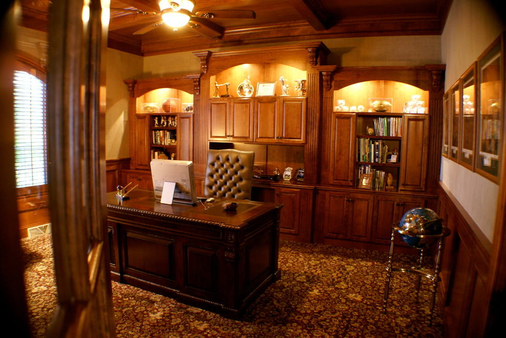 Idéer för att renovera ett mellanstort vintage hemmabibliotek, med beige väggar, heltäckningsmatta och ett fristående skrivbord