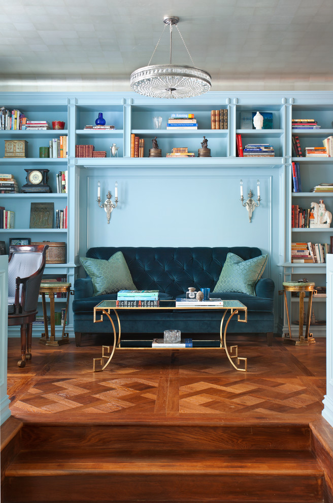 ニューヨークにある高級な小さなトラディショナルスタイルのおしゃれな書斎 (青い壁、無垢フローリング、暖炉なし、造り付け机) の写真