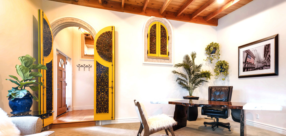 デンバーにあるラグジュアリーな広い地中海スタイルのおしゃれな書斎 (白い壁、カーペット敷き、自立型机、ベージュの床) の写真
