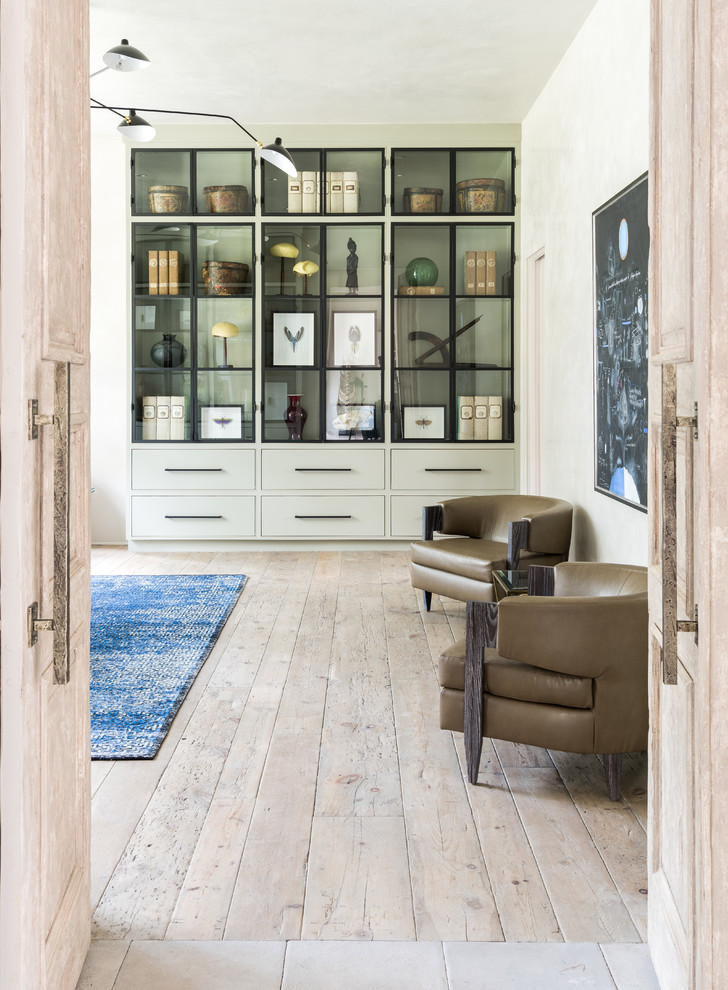 Foto de despacho de estilo de casa de campo grande con paredes grises, suelo de madera clara y escritorio independiente