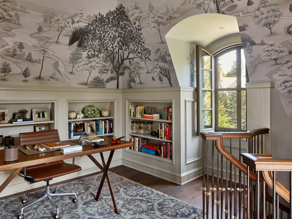 Idéer för att renovera ett vintage hemmabibliotek, med flerfärgade väggar, mörkt trägolv och ett fristående skrivbord