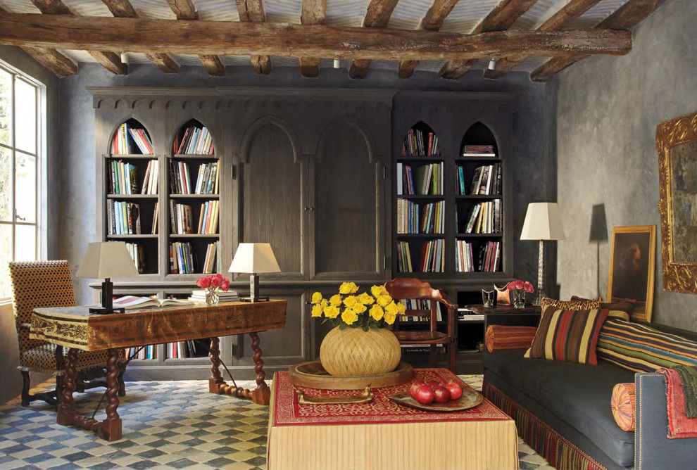 ロサンゼルスにある地中海スタイルのおしゃれなホームオフィス・書斎 (グレーの壁、自立型机) の写真