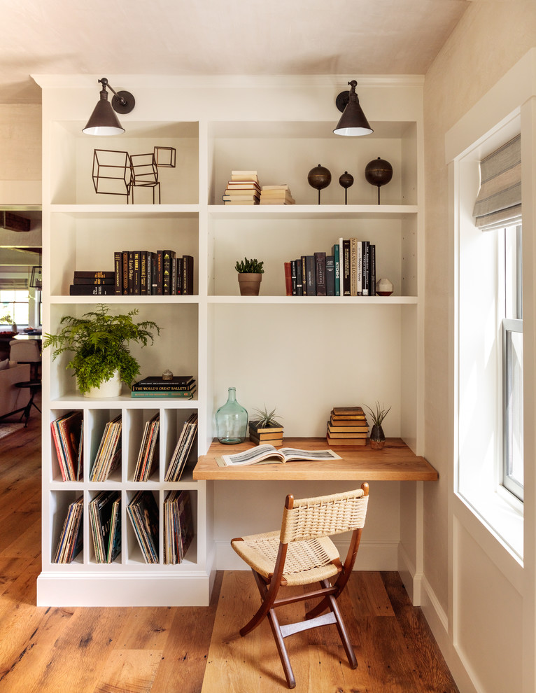 Imagen de despacho de estilo de casa de campo con paredes beige, suelo de madera en tonos medios, escritorio empotrado y suelo marrón