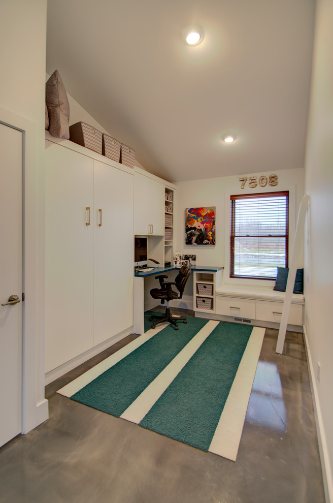 Exempel på ett litet modernt arbetsrum, med vita väggar, betonggolv och ett inbyggt skrivbord