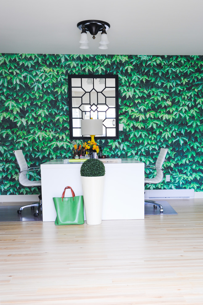 Mittelgroßes Modernes Arbeitszimmer mit Studio, freistehendem Schreibtisch, weißer Wandfarbe und hellem Holzboden in Vancouver