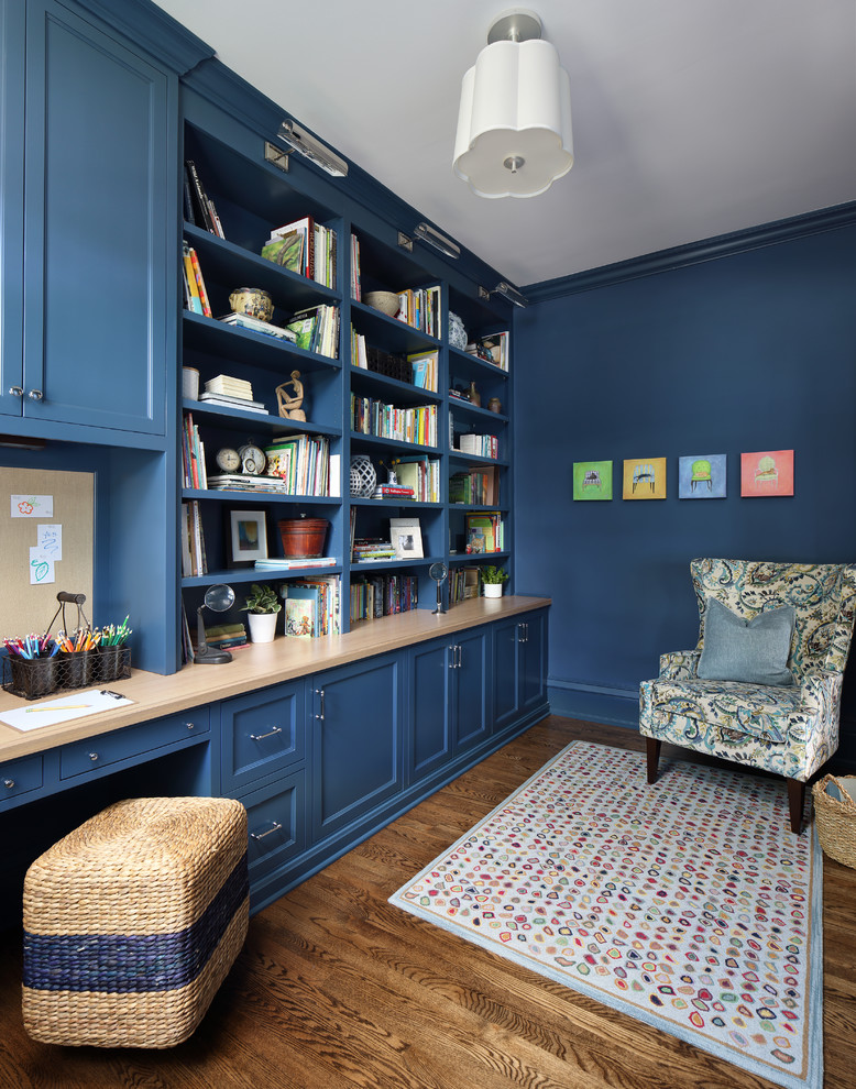 Inspiration pour un petit bureau avec une bibliothèque ou un coin lecture, un mur bleu, un sol en bois brun et un sol marron.