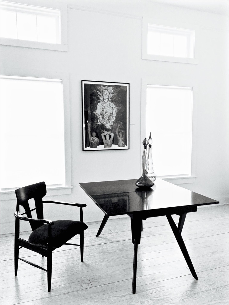 Immagine di uno studio minimalista di medie dimensioni con pareti bianche, parquet chiaro, nessun camino, scrivania autoportante e pavimento grigio