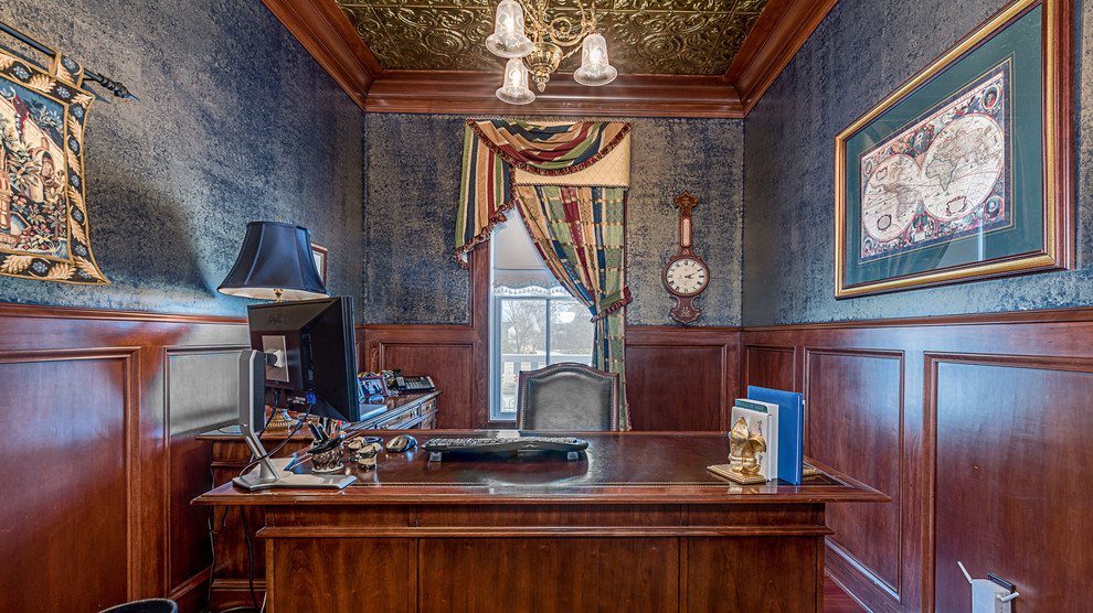 インディアナポリスにあるヴィクトリアン調のおしゃれなホームオフィス・書斎の写真