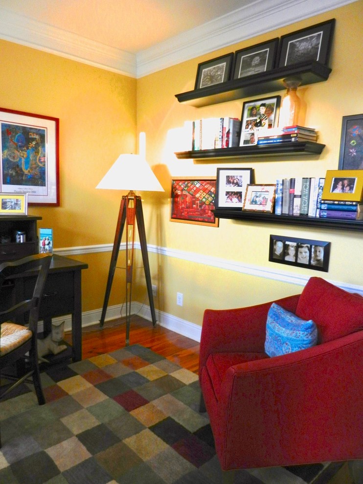 Idéer för att renovera ett vintage arbetsrum, med gula väggar, mellanmörkt trägolv, ett fristående skrivbord och brunt golv
