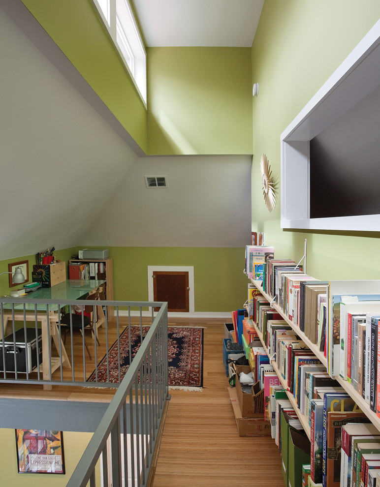 Ispirazione per uno studio design con pareti verdi, pavimento in legno massello medio e scrivania autoportante