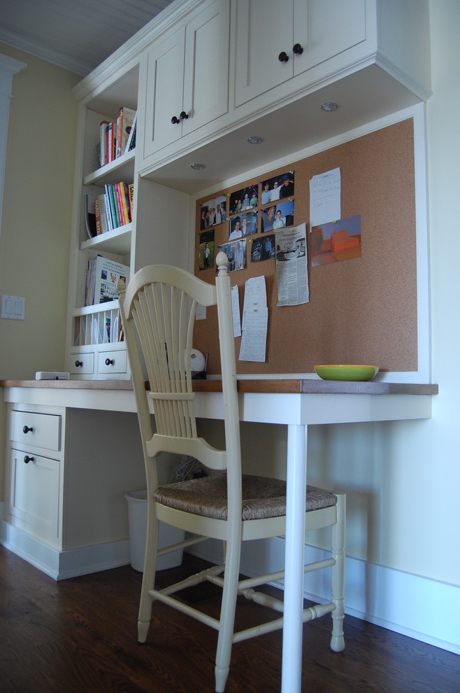 Inspiration pour un petit bureau traditionnel avec un mur jaune, un sol en bois brun, aucune cheminée et un bureau intégré.