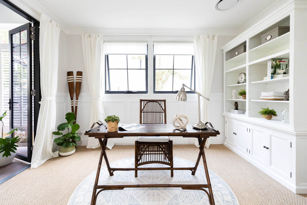 Imagen de despacho campestre con paredes blancas, moqueta, escritorio independiente y suelo beige